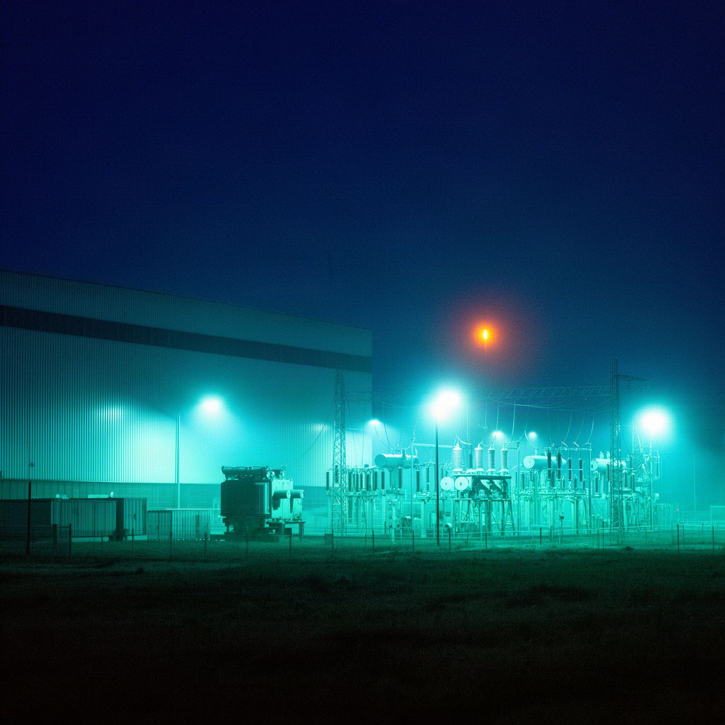 Poste électrique d'un site industriel la nuit